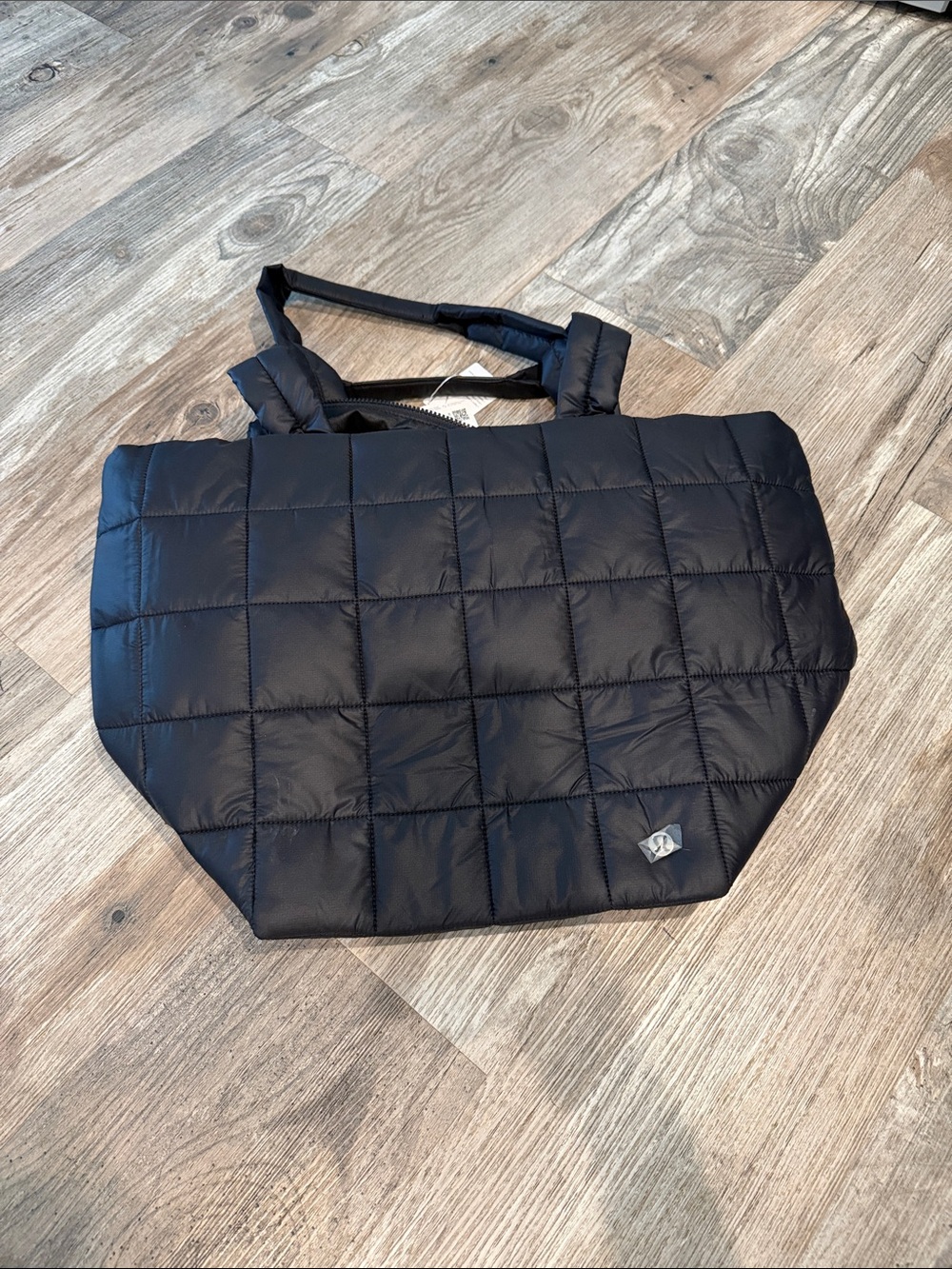 NEW with tags! Lululemon Quilted Grid Tote Bag 26L
Black